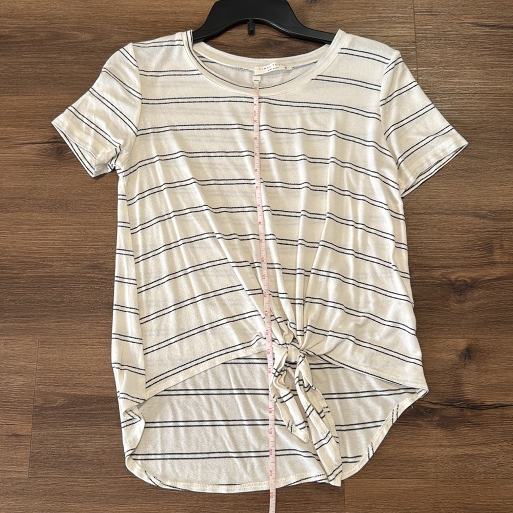 Woman's Final Touch Tie Front Cream & Black Short Sleeve Shirt. Size Small - Picture 7 of 8